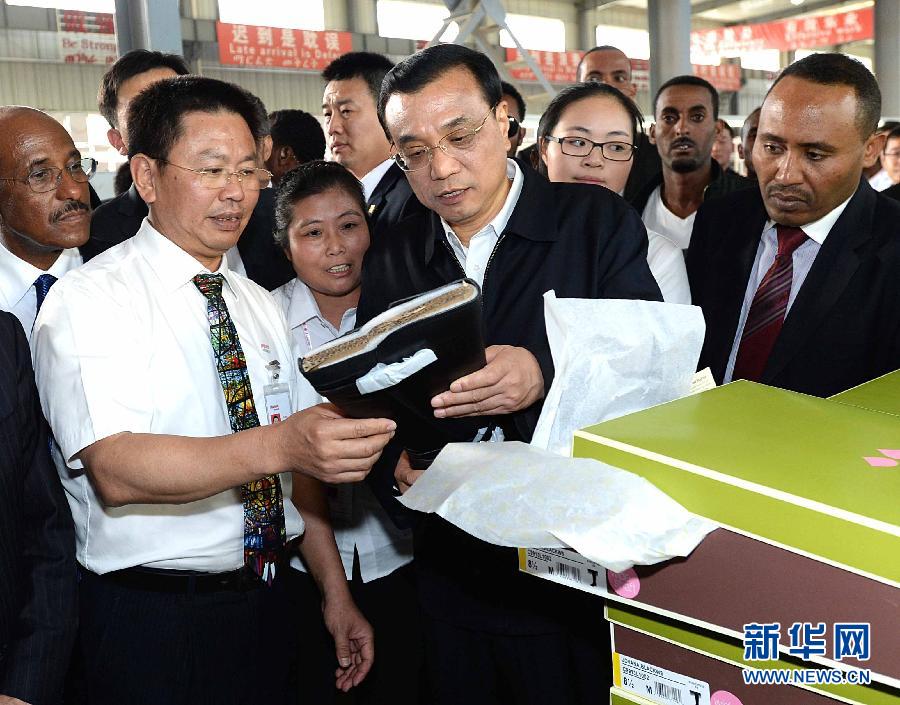 5月5日，中國國務(wù)院總理李克強(qiáng)在埃塞俄比亞總理海爾馬里亞姆陪同下參觀東方工業(yè)園。這是李克強(qiáng)在生產(chǎn)車間聽取負(fù)責(zé)人介紹生產(chǎn)情況。新華社記者 李濤 攝