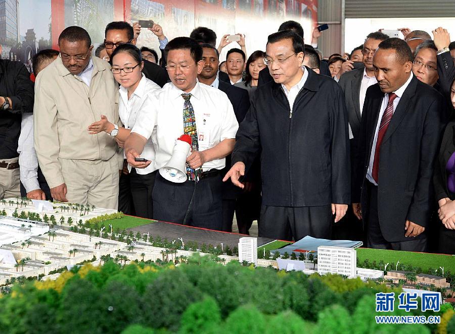  5月5日，中國國務(wù)院總理李克強(qiáng)在埃塞俄比亞總理海爾馬里亞姆陪同下參觀東方工業(yè)園。這是李克強(qiáng)與海爾馬里亞姆（左一）一起觀看工業(yè)園沙盤展示。新華社記者 李濤