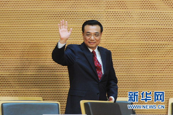 5月5日,中國(guó)國(guó)務(wù)院總理李克強(qiáng)在位于亞的斯亞貝巴的非洲聯(lián)盟總部發(fā)表題為《開創(chuàng)中非合作更加美好的未來(lái)》的演講。 新華社記者 謝環(huán)馳 攝 5月5日,中國(guó)國(guó)務(wù)院總理李克強(qiáng)在位于亞的斯亞貝巴的非洲聯(lián)盟總部發(fā)表題為《開創(chuàng)中非合作更加美好的未來(lái)》的演講。 新華社記者 謝環(huán)馳 攝