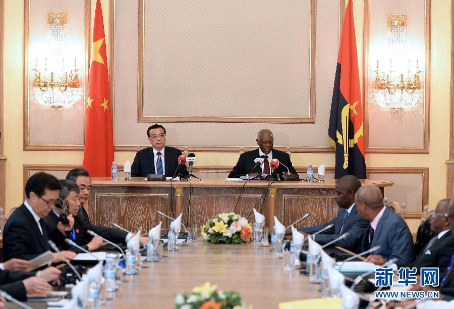 5月9日,中國(guó)國(guó)務(wù)院總理李克強(qiáng)在安哥拉總統(tǒng)府同安總統(tǒng)多斯桑托斯舉行會(huì)談。 新華社記者李濤攝 5月9日,中國(guó)國(guó)務(wù)院總理李克強(qiáng)在安哥拉總統(tǒng)府同安總統(tǒng)多斯桑托斯舉行會(huì)談。 新華社記者李濤攝