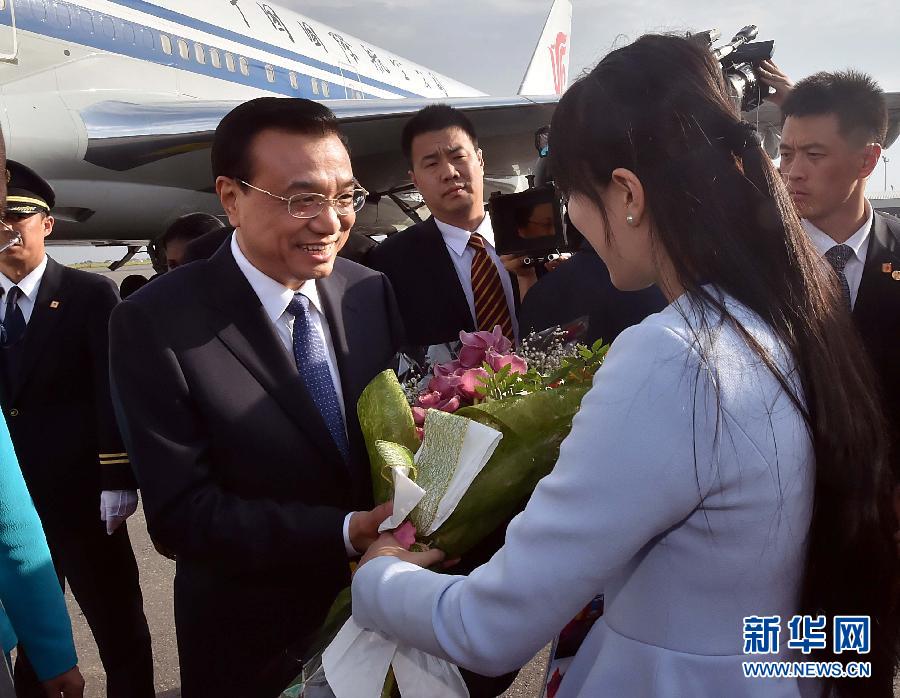 5月8日，應安哥拉總統多斯桑托斯邀請，中國國務院總理李克強乘專機抵達羅安達二月四日國際機場，開始對安哥拉進行正式訪問。 新華社記者李濤 攝 