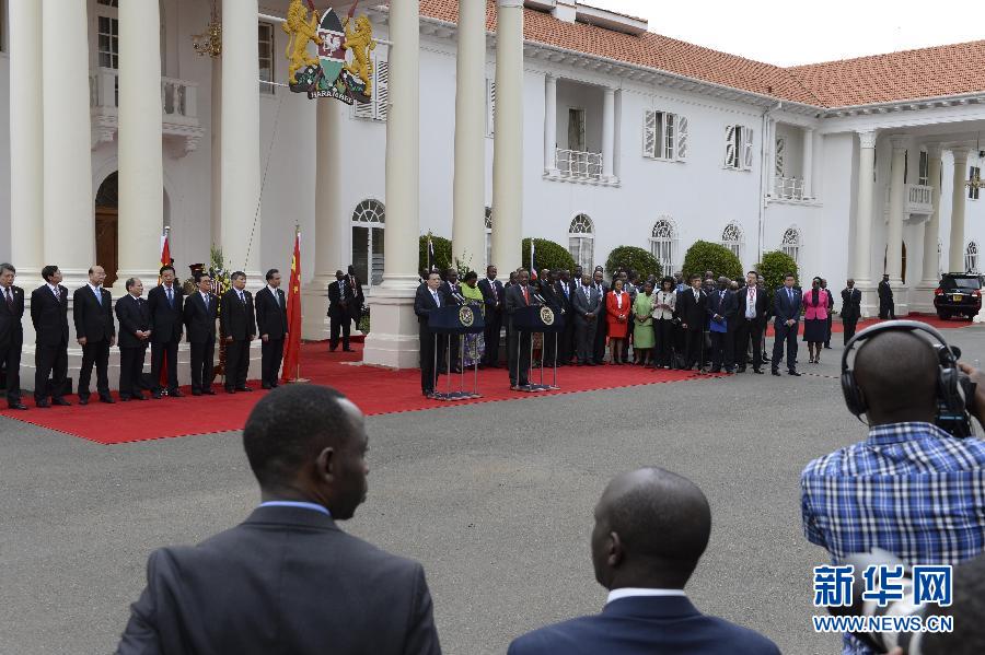 5月10日，中國國務院總理李克強在肯尼亞國家宮與肯總統肯雅塔舉行會談后共同會見記者。 新華社記者 李學仁 攝 