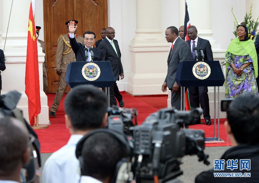 5月10日，中國國務院總理李克強在肯尼亞國家宮與肯總統肯雅塔舉行會談后共同會見記者。 新華社記者 李濤 攝 