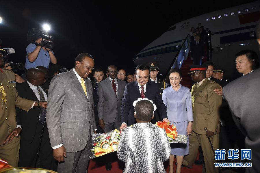 5月9日,應肯尼亞總統肯雅塔邀請,中國國務院總理李克強乘專機抵達內羅畢肯雅塔國際機場,開始對肯尼亞進行正式訪問。李克強總理夫人程虹同機抵達。肯尼亞總統肯雅塔和副總統魯托率肯政府高級官員到機場迎接。這是肯尼亞兒童向李克強夫婦獻上鮮花。新華社記者李學仁攝 5月9日,應肯尼亞總統肯雅塔邀請,中國國務院總理李克強乘專機抵達內羅畢肯雅塔國際機場,開始對肯尼亞進行正式訪問。李克強總理夫人程虹同機抵達。肯尼亞總統肯雅塔和副總統魯托率肯政府高級官員到機場迎接。這是肯尼亞兒童向李克強夫婦獻上鮮花。新華社記者李學仁攝