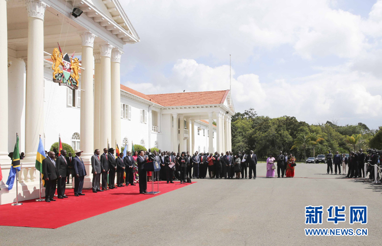 5月11日,中國國務院總理李克強在內羅畢國家宮與肯尼亞總統肯雅塔共同會見記者,介紹中非合作建設肯尼亞蒙巴薩-內羅畢鐵路情況。烏干達總統穆塞韋尼、盧旺達總統卡加梅、南蘇丹總統基爾等東非地區國家領導人參加。新華社記者丁林攝 5月11日,中國國務院總理李克強在內羅畢國家宮與肯尼亞總統肯雅塔共同會見記者,介紹中非合作建設肯尼亞蒙巴薩-內羅畢鐵路情況。烏干達總統穆塞韋尼、盧旺達總統卡加梅、南蘇丹總統基爾等東非地區國家領導人參加。新華社記者丁林攝