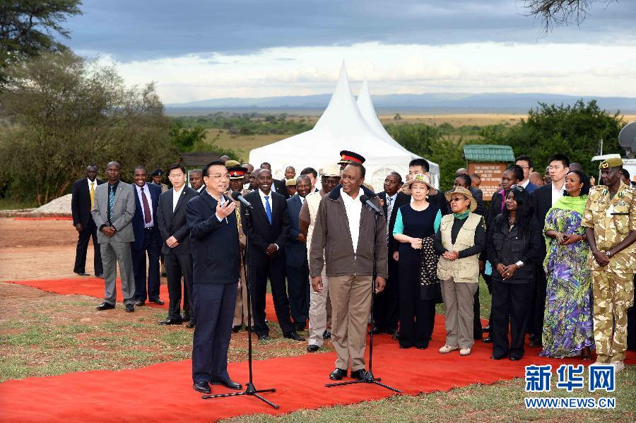 5月10日,國(guó)務(wù)院總理李克強(qiáng)與肯尼亞總統(tǒng)肯雅塔共同參觀肯尼亞內(nèi)羅畢國(guó)家公園焚燒象牙紀(jì)念地,并對(duì)中外記者發(fā)表講話。肯尼亞副總統(tǒng)魯托陪同參觀。新華社記者 李濤 攝 5月10日,國(guó)務(wù)院總理李克強(qiáng)與肯尼亞總統(tǒng)肯雅塔共同參觀肯尼亞內(nèi)羅畢國(guó)家公園焚燒象牙紀(jì)念地,并對(duì)中外記者發(fā)表講話。肯尼亞副總統(tǒng)魯托陪同參觀。新華社記者 李濤 攝