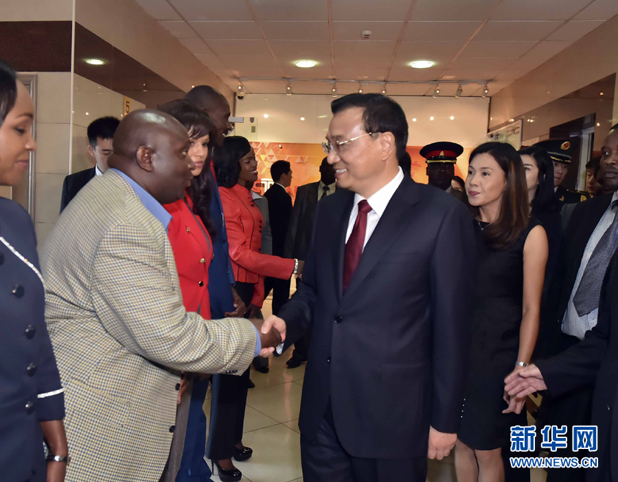 5月11日，中國國務院總理李克強在肯尼亞首都內羅畢看望并慰問中央電視臺非洲分臺員工。 新華社記者 李濤 攝 
