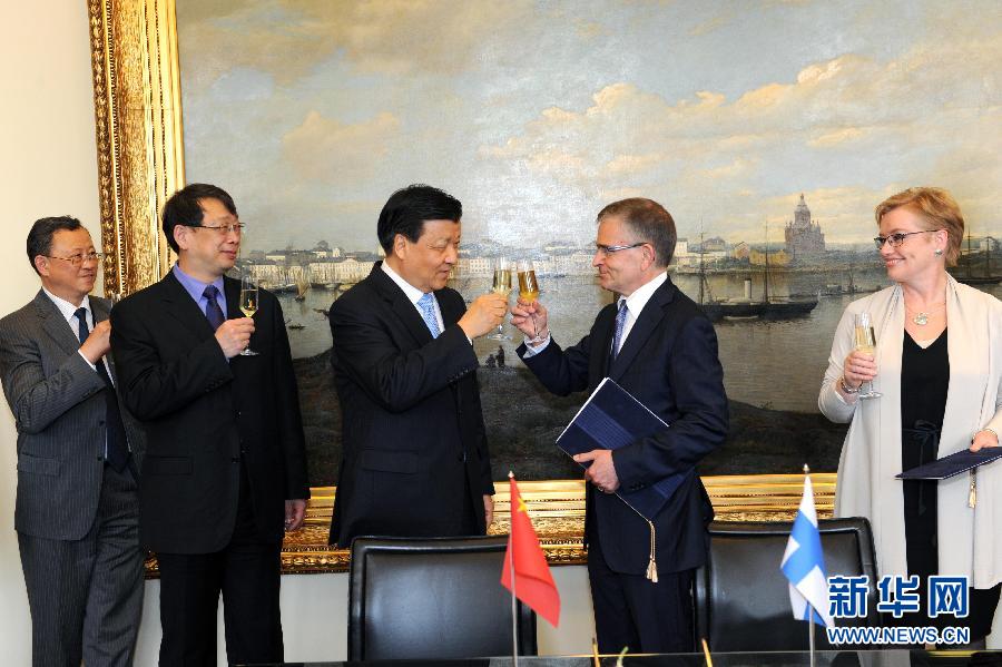 6月13日,中共中央政治局常委、中央書記處書記劉云山在赫爾辛基與赫爾辛基市長帕尤寧共同出席中芬有關文化藝術合作及交流活動的諒解備忘錄簽字儀式。新華社記者饒愛民攝 6月13日,中共中央政治局常委、中央書記處書記劉云山在赫爾辛基與赫爾辛基市長帕尤寧共同出席中芬有關文化藝術合作及交流活動的諒解備忘錄簽字儀式。新華社記者饒愛民攝