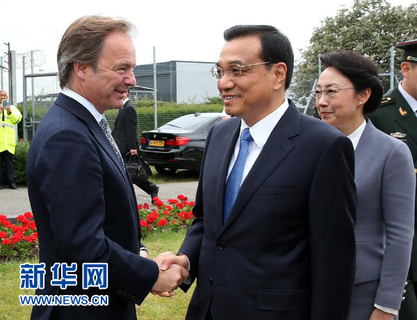 6月16日，應英國首相卡梅倫邀請，國務院總理李克強乘專機抵達倫敦希思羅機場，開始對英國進行正式訪問。李克強總理夫人程虹同機抵達。這是英國政府高級官員到機場迎接李克強總理和夫人。新華社記者 龐興雷 攝