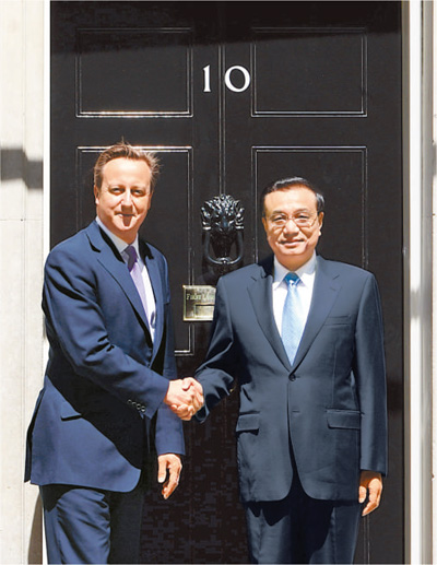 6月17日,國務(wù)院總理李克強(qiáng)在倫敦唐寧街10號首相府同英國首相卡梅倫舉行中英總理年度會晤。新華社記者 李 濤攝 6月17日,國務(wù)院總理李克強(qiáng)在倫敦唐寧街10號首相府同英國首相卡梅倫舉行中英總理年度會晤。新華社記者 李 濤攝