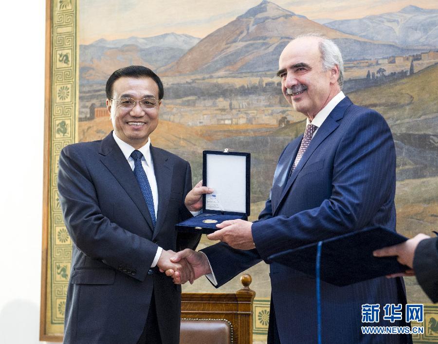 6月19日,國務院總理李克強在希臘議會大廈會見希臘議長米馬拉基斯。這是會見前,米馬拉基斯代表希臘議會向李克強授予議會金質勛章。新華社記者 王曄 攝 6月19日,國務院總理李克強在希臘議會大廈會見希臘議長米馬拉基斯。這是會見前,米馬拉基斯代表希臘議會向李克強授予議會金質勛章。新華社記者 王曄 攝