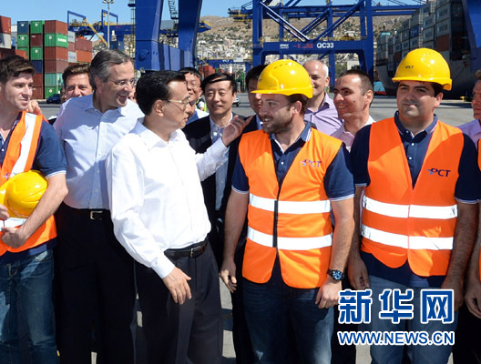 6月20日,國務(wù)院總理李克強(qiáng)與希臘總理薩馬拉斯共同考察中國遠(yuǎn)洋運(yùn)輸集團(tuán)比雷埃夫斯集裝箱碼頭。這是李克強(qiáng)和薩馬拉斯來到3號碼頭,同碼頭工人親切交流。新華社記者 李濤 攝 6月20日,國務(wù)院總理李克強(qiáng)與希臘總理薩馬拉斯共同考察中國遠(yuǎn)洋運(yùn)輸集團(tuán)比雷埃夫斯集裝箱碼頭。這是李克強(qiáng)和薩馬拉斯來到3號碼頭,同碼頭工人親切交流。新華社記者 李濤 攝