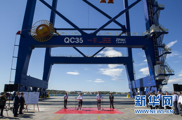 這是李克強(qiáng)和薩馬拉斯在3號碼頭發(fā)表講話。新華社記者 王曄 攝 這是李克強(qiáng)和薩馬拉斯在3號碼頭發(fā)表講話。新華社記者 王曄 攝