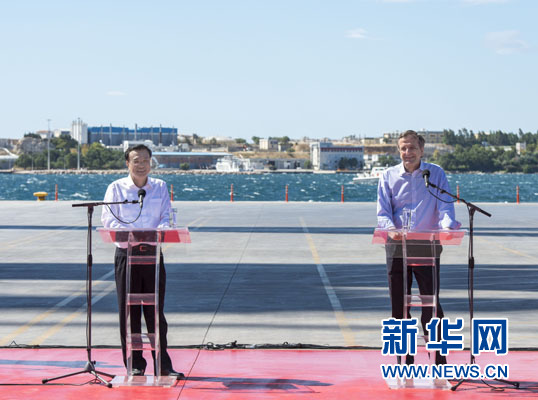 這是李克強(qiáng)和薩馬拉斯在3號碼頭發(fā)表講話。新華社記者 王曄 攝 這是李克強(qiáng)和薩馬拉斯在3號碼頭發(fā)表講話。新華社記者 王曄 攝