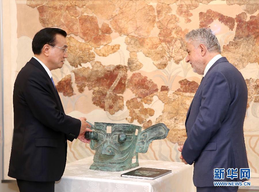 6月21日,國務(wù)院總理李克強(qiáng)與希臘總理薩馬拉斯共同出席希臘伊拉克利翁博物館新館開館儀式并發(fā)表講話。這是李克強(qiáng)向伊拉克利翁博物館贈送三星堆出土文物復(fù)制品。新華社記者 龐興雷 攝 6月21日,國務(wù)院總理李克強(qiáng)與希臘總理薩馬拉斯共同出席希臘伊拉克利翁博物館新館開館儀式并發(fā)表講話。這是李克強(qiáng)向伊拉克利翁博物館贈送三星堆出土文物復(fù)制品。新華社記者 龐興雷 攝