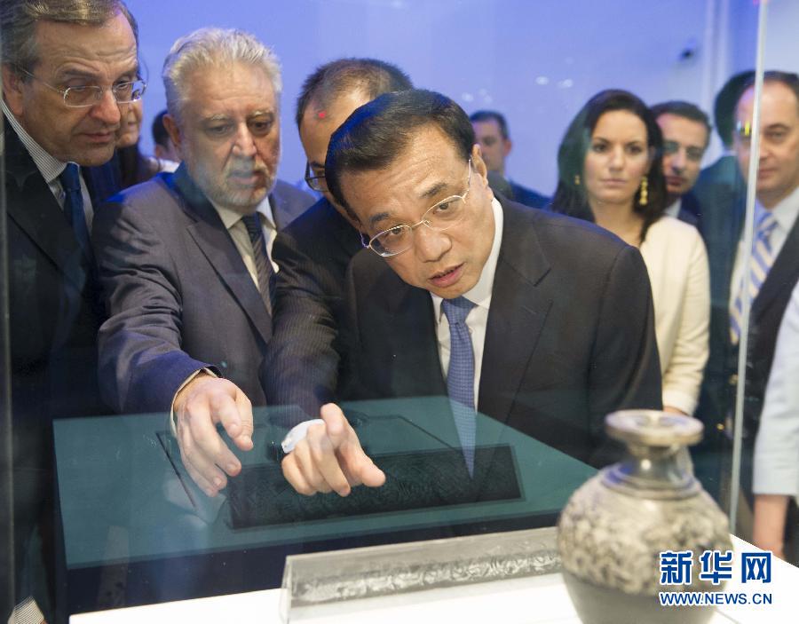 6月21日,國務(wù)院總理李克強(qiáng)與希臘總理薩馬拉斯共同出席希臘伊拉克利翁博物館新館開館儀式并發(fā)表講話。這是李克強(qiáng)在參觀博物館展品。新華社記者 黃敬文 攝 6月21日,國務(wù)院總理李克強(qiáng)與希臘總理薩馬拉斯共同出席希臘伊拉克利翁博物館新館開館儀式并發(fā)表講話。這是李克強(qiáng)在參觀博物館展品。新華社記者 黃敬文 攝