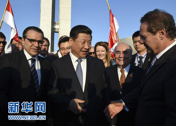 7月16日，國家主席習近平在巴西利亞會見巴西參議長卡列羅斯（前右）和眾議長阿爾維斯（前左）。 新華社記者 李學仁 攝 