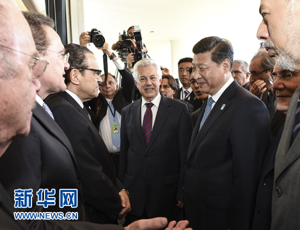 7月16日，國家主席習近平在巴西利亞會見巴西參議長卡列羅斯和眾議長阿爾維斯。這是兩院議長迎接習近平主席，并介紹議員代表。 新華社記者李學仁 攝 