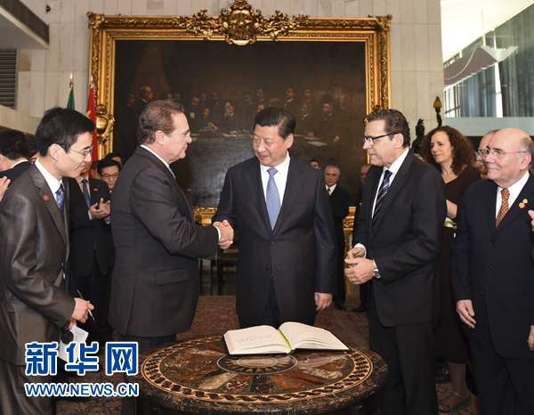 7月16日，國家主席習近平在巴西利亞會見巴西參議長卡列羅斯（前排左二）和眾議長阿爾維斯（前排右二）。 新華社記者 李學仁 攝 