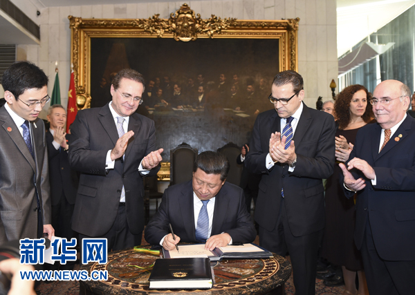 7月16日，國家主席習近平在巴西利亞會見巴西參議長卡列羅斯（前排左二）和眾議長阿爾維斯（前排右二）。這是習近平應邀為參眾兩院題詞。新華社記者 李學仁 攝 