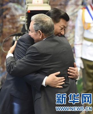 當地時間7月22日，國家主席習近平在哈瓦那接受古巴政府授予的&ldquo;何塞&middot;馬蒂&rdquo;勛章。古巴國務委員會主席兼部長會議主席勞爾&middot;卡斯特羅為習近平佩戴勛章。新華社記者馬占成攝