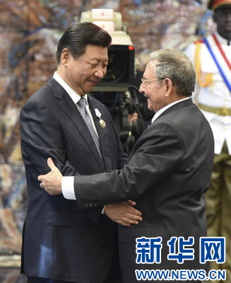 當地時間7月22日，國家主席習近平在哈瓦那接受古巴政府授予的&ldquo;何塞&middot;馬蒂&rdquo;勛章。古巴國務委員會主席兼部長會議主席勞爾&middot;卡斯特羅為習近平佩戴勛章。新華社記者馬占成攝