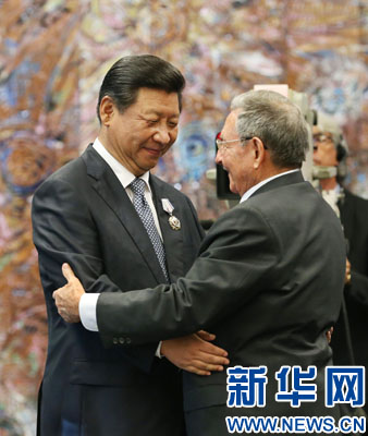 當地時間7月22日，國家主席習近平在哈瓦那接受古巴政府授予的&ldquo;何塞&middot;馬蒂&rdquo;勛章。古巴國務委員會主席兼部長會議主席勞爾&middot;卡斯特羅為習近平佩戴勛章。新華社記者劉衛兵攝