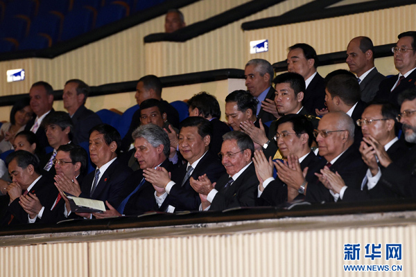      出當地時間7月22日，國家主席習近平在哈瓦那與古巴國務委員會主席兼部長會議主席勞爾&middot;卡斯特羅共同觀看中古芭蕾舞聯合演出。新華社記者李學仁攝 