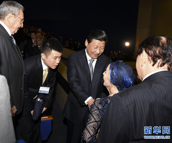     當地時間7月22日，國家主席習近平在哈瓦那與古巴國務委員會主席兼部長會議主席勞爾&middot;卡斯特羅共同觀看中古芭蕾舞聯合演出。新華社記者李學仁攝 