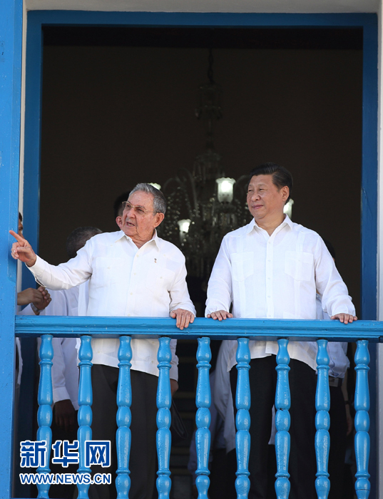 這是習近平在勞爾陪同下參觀圣地亞哥市政府時一同走上二層陽臺。1959年1月1日，菲德爾&middot;卡斯特羅就是站在這里宣布古巴革命勝利。新華社記者蘭紅光 攝 