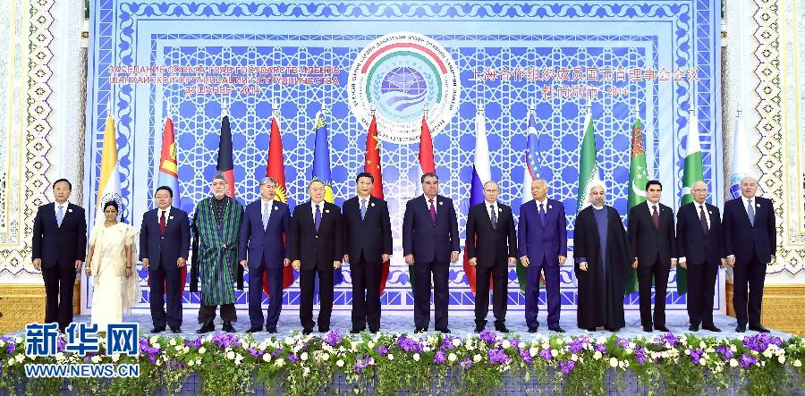 9月12日，上海合作組織成員國元首理事會第十四次會議在塔吉克斯坦首都杜尚別舉行。國家主席習近平出席會議并發表重要講話。這是與會成員國元首、觀察員國領導人或代表、主席國客人以及有關國際和地區組織代表集體合影。新華社記者李濤攝 