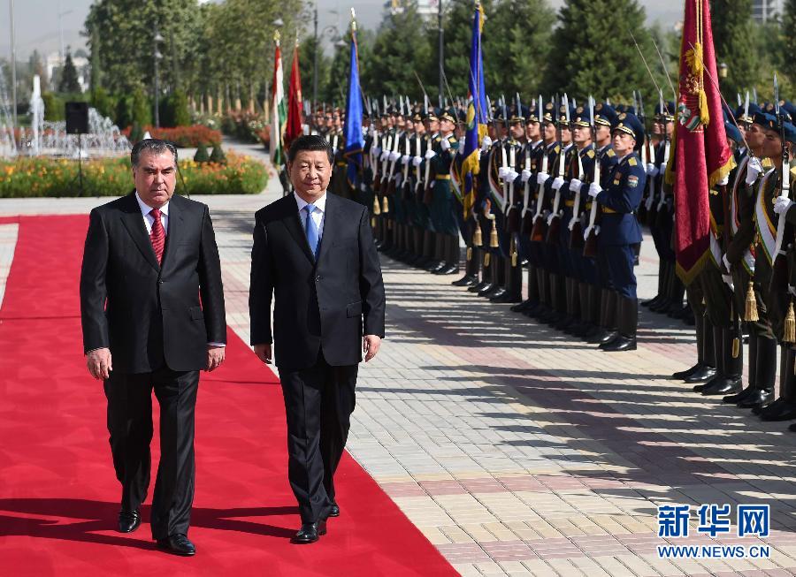 9月13日,國家主席習近平在杜尚別同塔吉克斯坦總統拉赫蒙舉行會談。會談前,拉赫蒙在民族宮前廣場為習近平舉行隆重的歡迎儀式。新華社記者馬占成攝 9月13日,國家主席習近平在杜尚別同塔吉克斯坦總統拉赫蒙舉行會談。會談前,拉赫蒙在民族宮前廣場為習近平舉行隆重的歡迎儀式。新華社記者馬占成攝