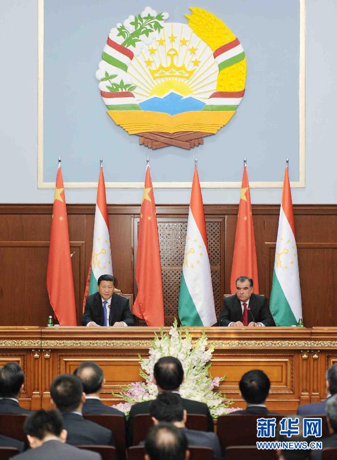 9月13日,國家主席習(xí)近平同塔吉克斯坦總統(tǒng)拉赫蒙在杜尚別共同會(huì)見記者。 新華社記者謝環(huán)馳攝 9月13日,國家主席習(xí)近平同塔吉克斯坦總統(tǒng)拉赫蒙在杜尚別共同會(huì)見記者。 新華社記者謝環(huán)馳攝