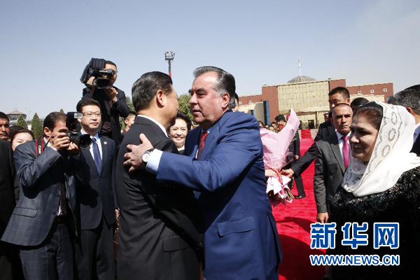 9月14日,國家主席習近平結束對塔吉克斯坦的國事訪問,乘坐專機離開杜尚別。拉赫蒙總統夫婦專程到機場為習近平和夫人彭麗媛送行。新華社記者 鞠鵬 攝 9月14日,國家主席習近平結束對塔吉克斯坦的國事訪問,乘坐專機離開杜尚別。拉赫蒙總統夫婦專程到機場為習近平和夫人彭麗媛送行。新華社記者 鞠鵬 攝