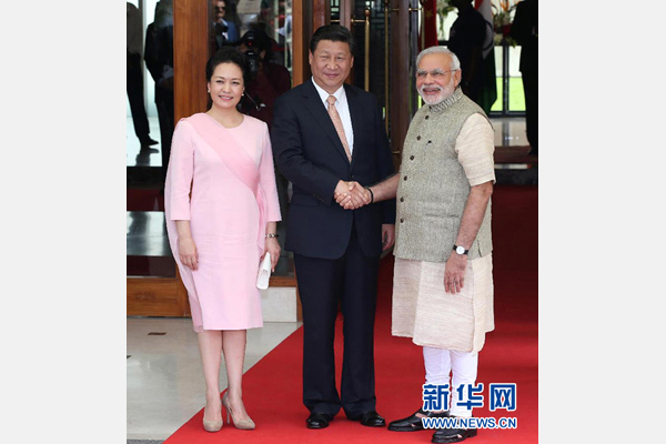9月17日,國家主席習近平在古吉拉特邦艾哈邁達巴德會見印度總理莫迪。這是會見前,莫迪在習近平下榻的賓館前迎接習近平和夫人彭麗媛。 新華社記者 龐興雷 攝 9月17日,國家主席習近平在古吉拉特邦艾哈邁達巴德會見印度總理莫迪。這是會見前,莫迪在習近平下榻的賓館前迎接習近平和夫人彭麗媛。 新華社記者 龐興雷 攝
