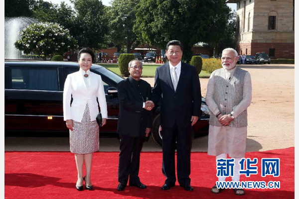 9月18日,國家主席習近平出席印度總統慕克吉在總統府舉行的隆重歡迎儀式。這是儀式前,習近平與慕克吉親切握手。 新華社記者 鞠鵬 攝 9月18日,國家主席習近平出席印度總統慕克吉在總統府舉行的隆重歡迎儀式。這是儀式前,習近平與慕克吉親切握手。 新華社記者 鞠鵬 攝