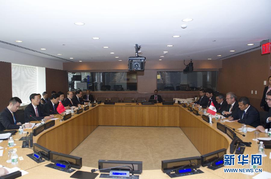 9月23日，出席聯(lián)合國氣候峰會的國家主席習(xí)近平特使、國務(wù)院副總理張高麗在紐約聯(lián)合國總部會見秘魯總統(tǒng)烏馬拉。 新華社記者 王曄 攝 