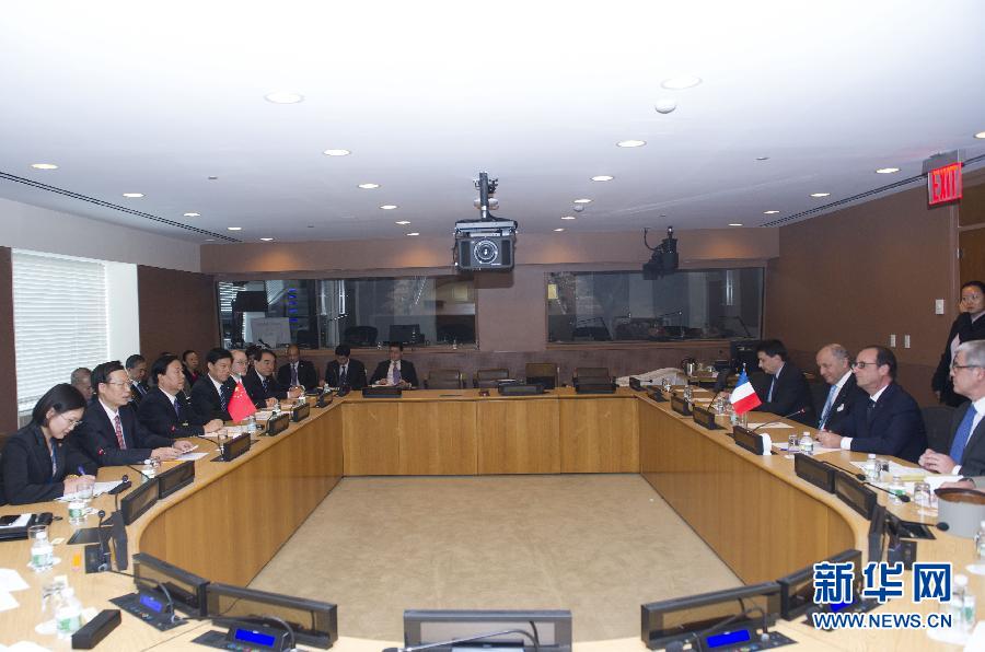 9月23日,出席聯合國氣候峰會的國家主席習近平特使、國務院副總理張高麗在紐約聯合國總部會見法國總統奧朗德。 新華社記者 王曄 攝 9月23日,出席聯合國氣候峰會的國家主席習近平特使、國務院副總理張高麗在紐約聯合國總部會見法國總統奧朗德。 新華社記者 王曄 攝