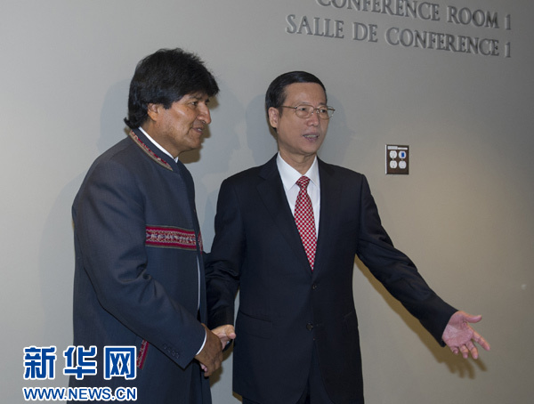 9月22日,出席聯(lián)合國氣候峰會的國家主席習(xí)近平特使、國務(wù)院副總理張高麗在紐約聯(lián)合國總部會見玻利維亞總統(tǒng)莫拉萊斯。 新華社記者王曄攝 9月22日,出席聯(lián)合國氣候峰會的國家主席習(xí)近平特使、國務(wù)院副總理張高麗在紐約聯(lián)合國總部會見玻利維亞總統(tǒng)莫拉萊斯。 新華社記者王曄攝