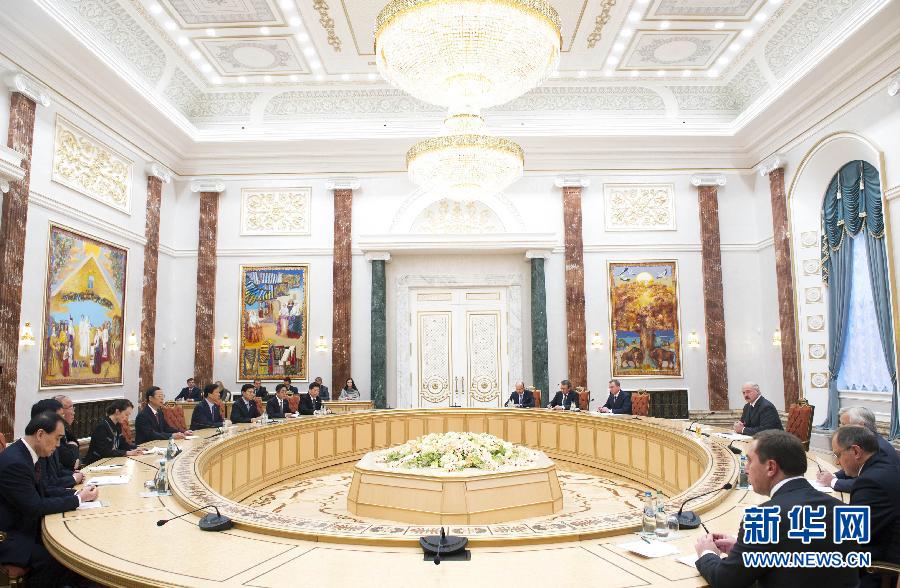 9月26日，應(yīng)邀訪問(wèn)白俄羅斯的國(guó)務(wù)院副總理張高麗在明斯克會(huì)見(jiàn)白俄羅斯總統(tǒng)盧卡申科。新華社記者王曄攝 