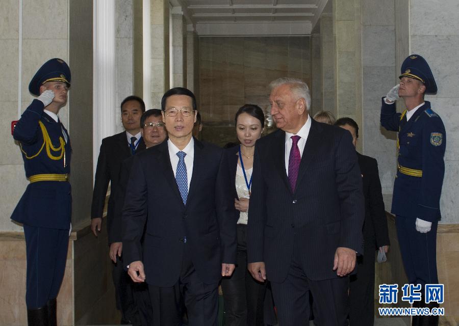 9月27日，應(yīng)邀訪問(wèn)白俄羅斯的國(guó)務(wù)院副總理張高麗在明斯克同白俄羅斯總理米亞斯尼科維奇舉行會(huì)談。 新華社記者王曄攝