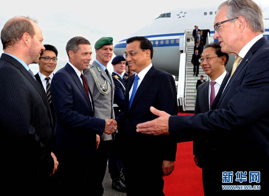 10月9日，國務(wù)院總理李克強(qiáng)抵達(dá)柏林開始對(duì)德國進(jìn)行正式訪問。德國政府高級(jí)官員到機(jī)場(chǎng)迎接。 新華社記者 饒愛民 攝