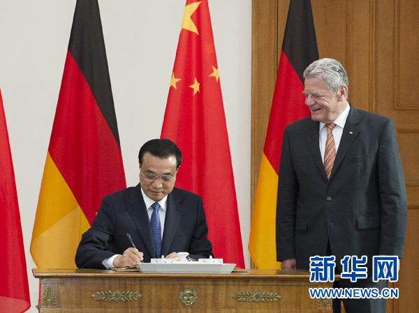 10月10日，國(guó)務(wù)院總理李克強(qiáng)在柏林會(huì)見德國(guó)總統(tǒng)高克。這是李克強(qiáng)總理在高克總統(tǒng)的陪同下在貴賓簿上簽字。 新華社記者 王曄 攝 