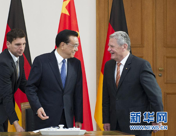 10月10日，國(guó)務(wù)院總理李克強(qiáng)在柏林會(huì)見德國(guó)總統(tǒng)高克。這是李克強(qiáng)總理與高克總統(tǒng)親切交談。 新華社記者 王曄 攝 