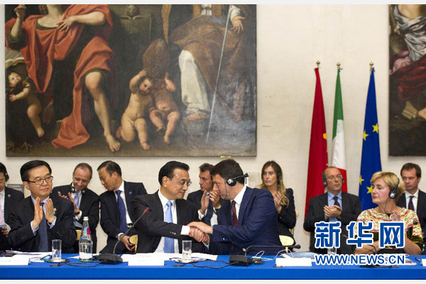 10月14日，中國(guó)國(guó)務(wù)院總理李克強(qiáng)在羅馬巴爾貝里尼宮與意大利總理倫齊共同會(huì)見中意企業(yè)家委員會(huì)委員及企業(yè)家代表并致辭。 新華社記者謝環(huán)馳 攝 