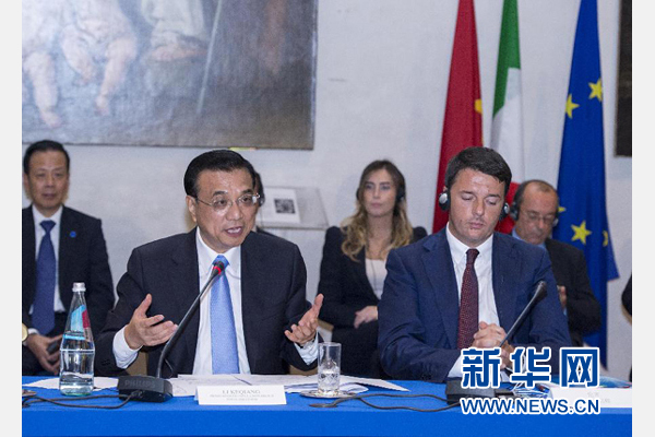 10月14日，中國(guó)國(guó)務(wù)院總理李克強(qiáng)在羅馬巴爾貝里尼宮與意大利總理倫齊共同會(huì)見中意企業(yè)家委員會(huì)委員及企業(yè)家代表并致辭。 新華社記者 王曄攝 