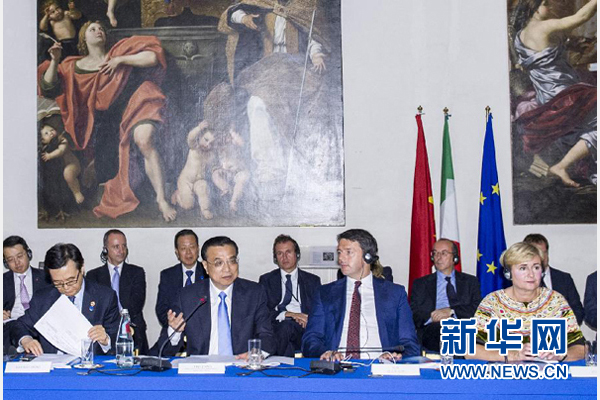 10月14日，中國(guó)國(guó)務(wù)院總理李克強(qiáng)在羅馬巴爾貝里尼宮與意大利總理倫齊共同會(huì)見中意企業(yè)家委員會(huì)委員及企業(yè)家代表并致辭。 新華社記者 王曄攝 