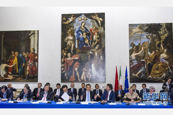 10月14日，中國(guó)國(guó)務(wù)院總理李克強(qiáng)在羅馬巴爾貝里尼宮與意大利總理倫齊共同會(huì)見中意企業(yè)家委員會(huì)委員及企業(yè)家代表并致辭。 新華社記者 王曄攝 