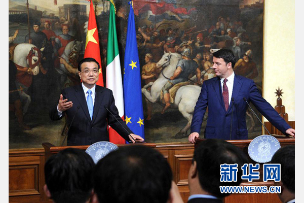 10月14日，中國國務院總理李克強與意大利總理倫齊在羅馬舉行會談后共同會見記者。 新華社記者 饒愛民 攝 