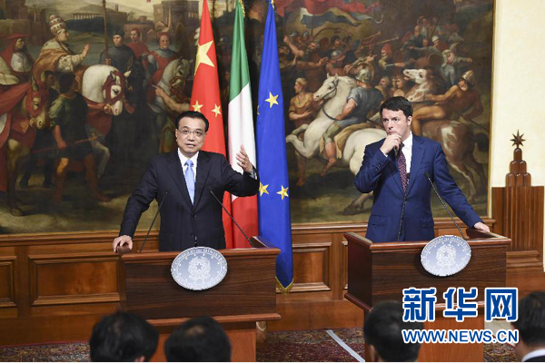 10月14日，國務院總理李克強在羅馬與意大利總理倫齊舉行會談后共同會見記者。 新華社記者 李學仁 攝